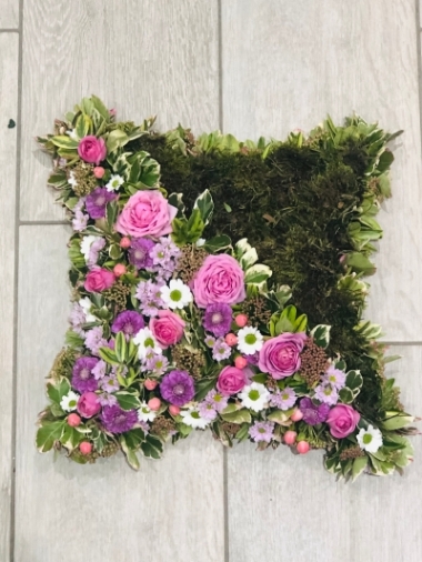 Floral cushion with moss